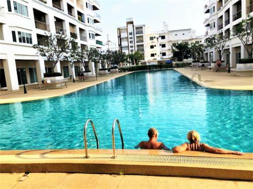 Platinum Suites, Thepprasit Road - Large Top Floor Studio