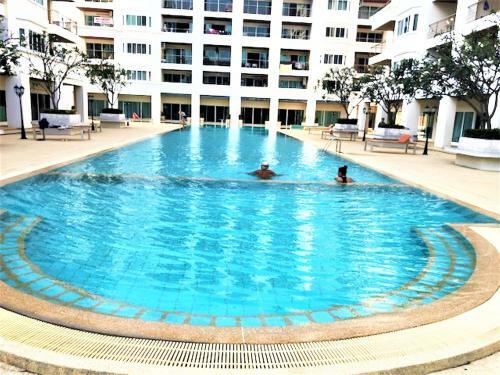 Platinum Suites, Thepprasit Road - Large Top Floor Studio