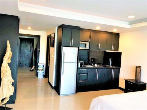Platinum Suites, Thepprasit Road - Large Top Floor Studio