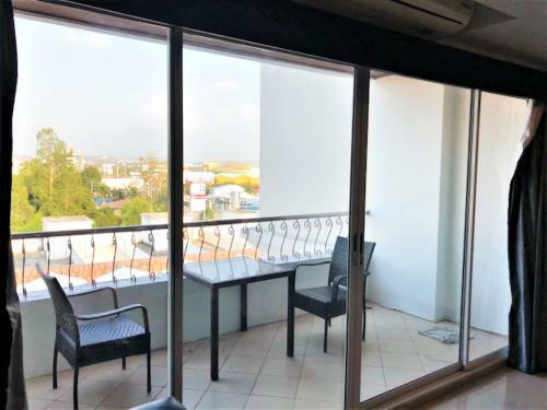 Platinum Suites, Thepprasit Road - Large Top Floor Studio