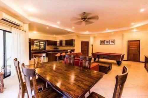 Majestic Villa,walking To Beach 50m,bbq,pool Table