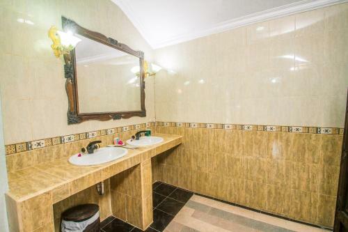 Puri Saron Hotel Madangan - Gianyar