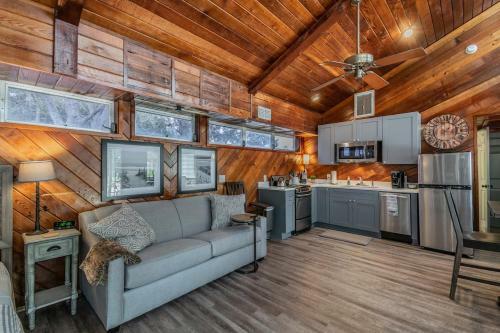 Downtown Dunedin Bb - Rustic Cabin With Pool