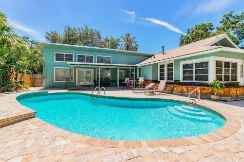 Downtown Dunedin Bb - Rustic Cabin With Pool