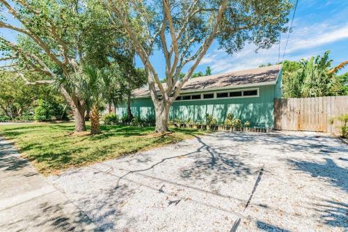 Downtown Dunedin Bb - Rustic Cabin With Pool