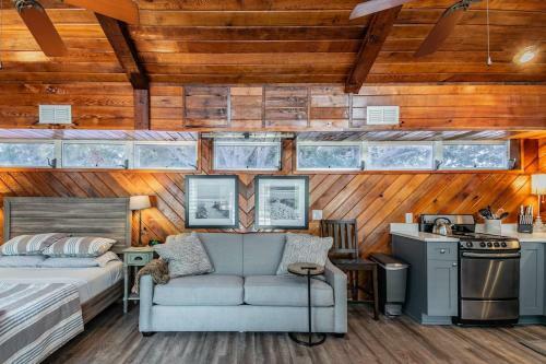 Downtown Dunedin Bb - Rustic Cabin With Pool