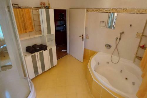 Quiet Apartment Close To Town