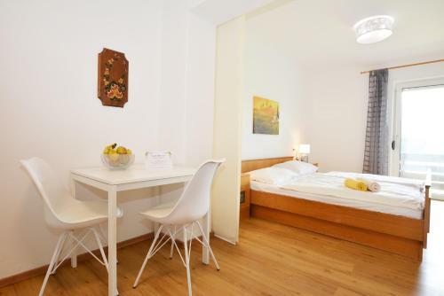 Apartment Mit Sonnigem Balkon In Ruhelage