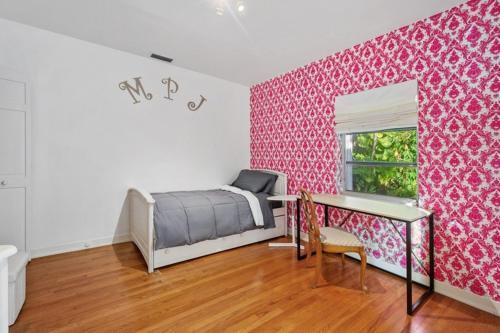 Beautiful Four Bedroom Home In Hollywood Florida