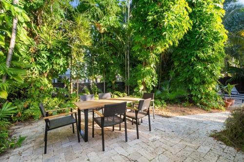Beautiful Four Bedroom Home In Hollywood Florida