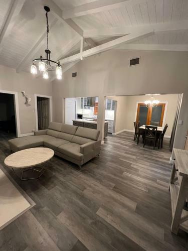 Beautiful Four Bedroom Home In Hollywood Florida