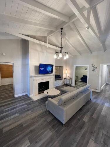 Beautiful Four Bedroom Home In Hollywood Florida