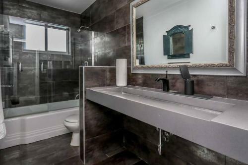 923 Hollywood Muse