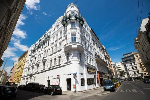 Grand Soho Apartment