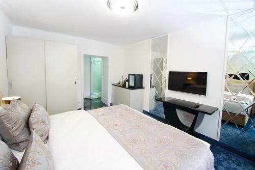 1st City Apartments