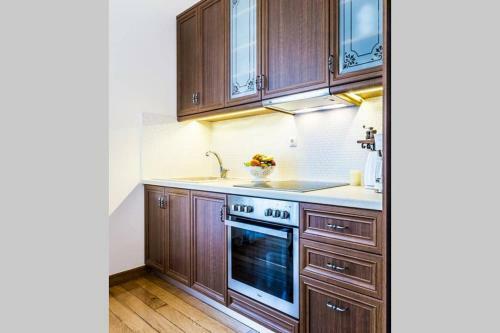 Neoclassical Apartment With 3 Bedrooms In Piraeus