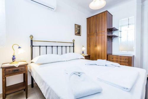 Neoclassical Apartment With 3 Bedrooms In Piraeus