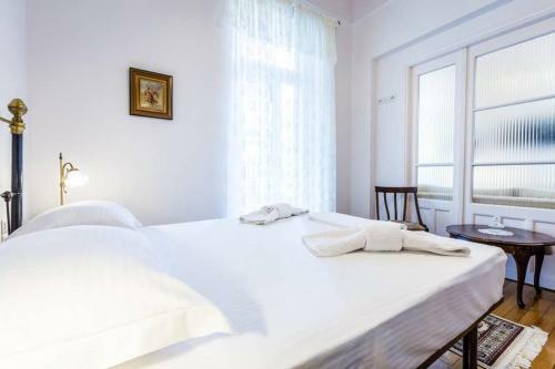 Neoclassical Apartment With 3 Bedrooms In Piraeus