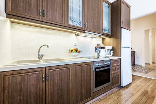 Neoclassical Apartment With 3 Bedrooms In Piraeus