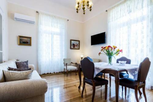 Neoclassical Apartment With 3 Bedrooms In Piraeus