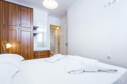 Neoclassical Apartment With 3 Bedrooms In Piraeus