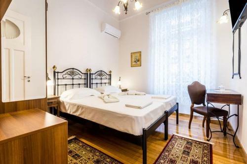 Neoclassical Apartment With 3 Bedrooms In Piraeus