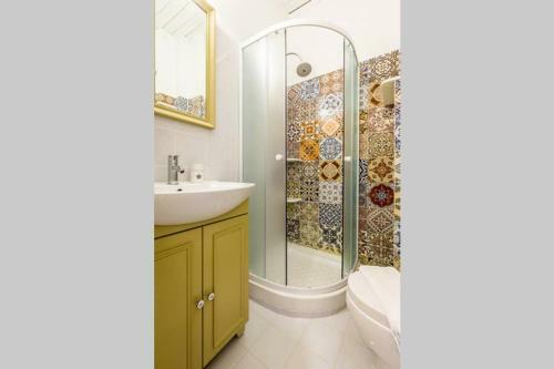 Neoclassical Apartment With 3 Bedrooms In Piraeus