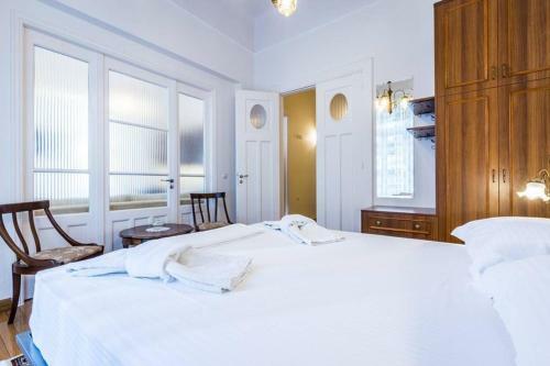 Neoclassical Apartment With 3 Bedrooms In Piraeus