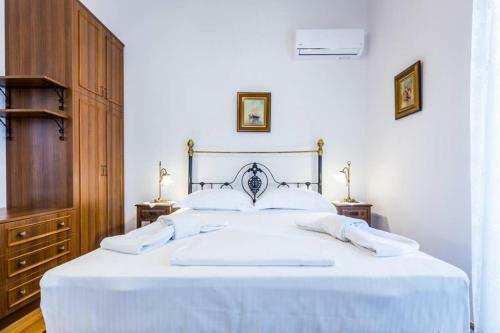 Neoclassical Apartment With 3 Bedrooms In Piraeus