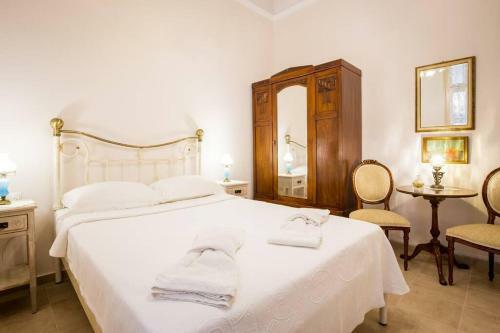 Neoclassical Apartment With 2 Bedrooms In Piraeus