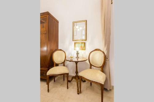 Neoclassical Apartment With 2 Bedrooms In Piraeus