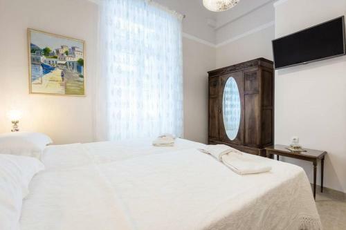 Neoclassical Apartment With 2 Bedrooms In Piraeus