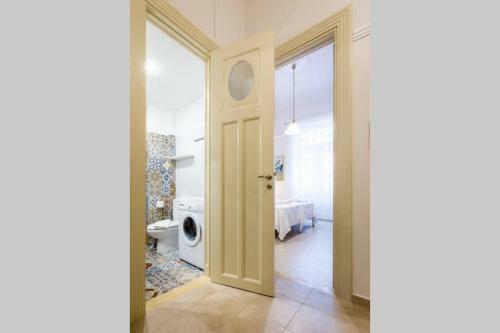 Neoclassical Apartment With 2 Bedrooms In Piraeus