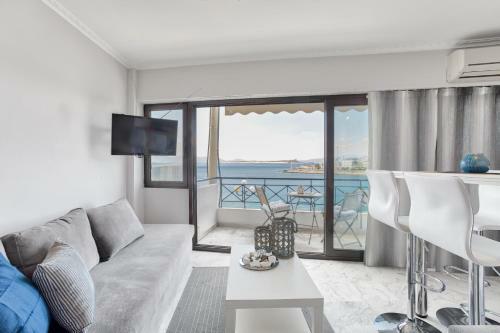 Apartamento Chic, Modern Seaside Oasis In Sunny Piraeus!