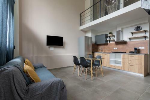 Industrial & Cozy Apartment For 6 Ppl