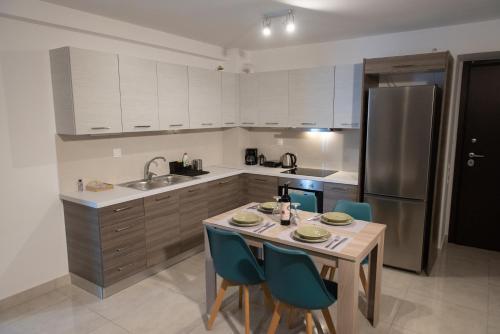 Modern Spacious Apartment Located In Piraeus (b8)