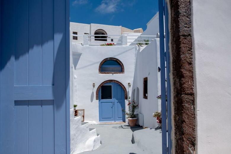 Villa Labyrinth Traditional Houses