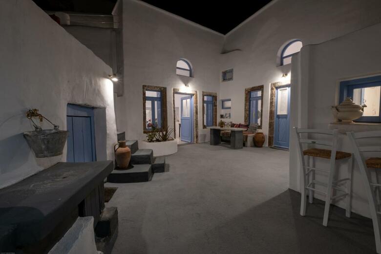 Villa Labyrinth Traditional Houses