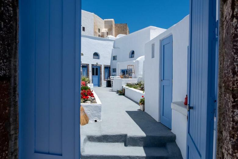 Villa Labyrinth Traditional Houses