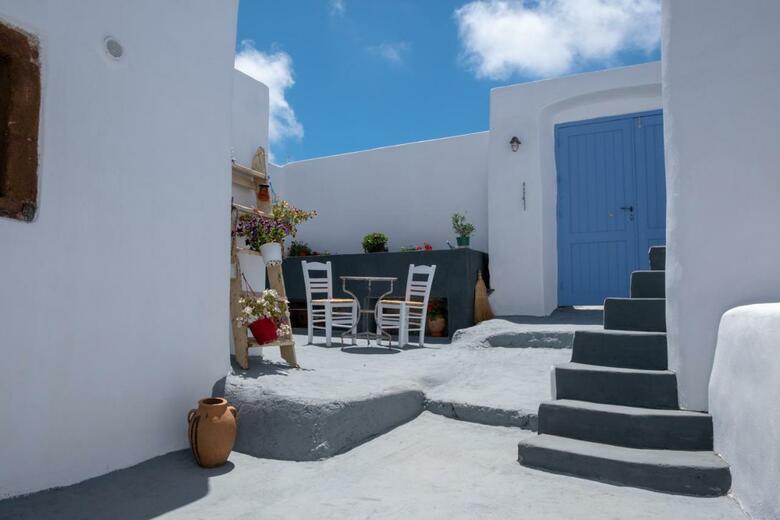 Villa Labyrinth Traditional Houses