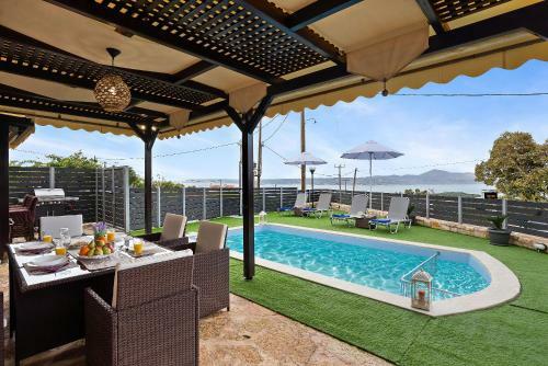 Nikos Dimitra Luxury Home