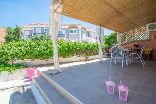 Dora's Tsilivi Beach House A