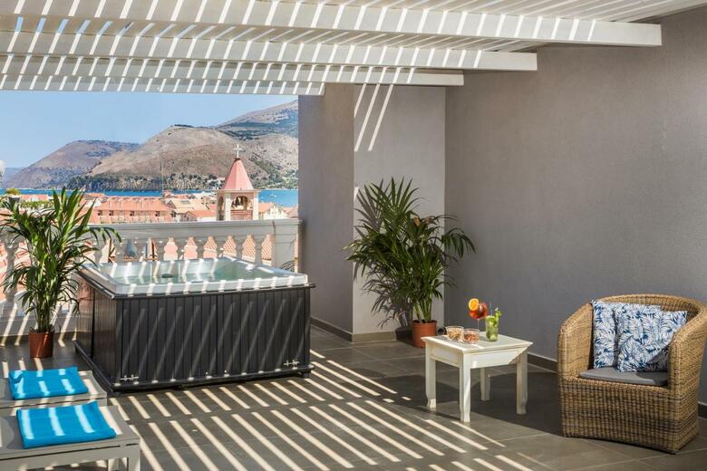 Aenos Hotel