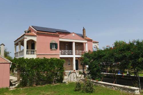 Riverside Family House