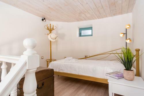 Cozy Secret Home With Jetted Tub