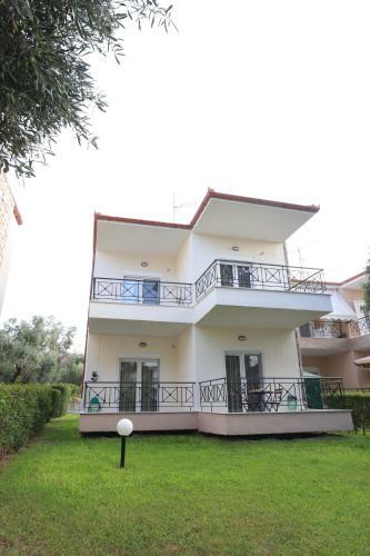 Luxury Villas Polychrono