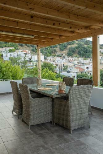 Chic & Spacious House In Rodia Heraklion