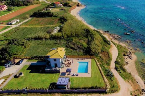 Seaside New Villa With Pool