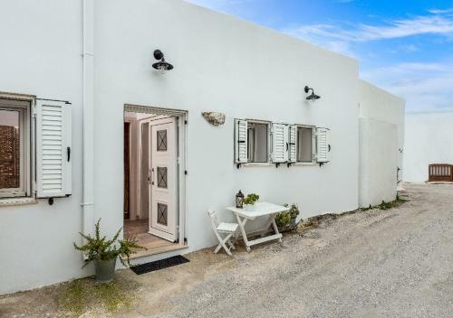 Lotza Traditional House Salakos
