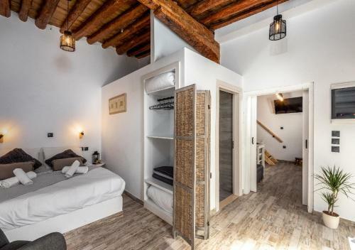 Lotza Traditional House Salakos